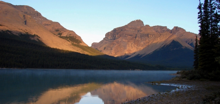 Picture of mountains and a lake on the Brazeau trail